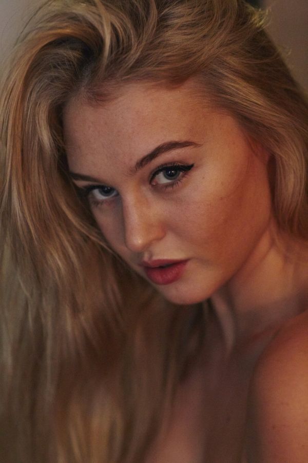 Модель размера plus size Искра Лоуренс снялась в пикатной фотосессии Модель размера plus size Искра Лоуренс снялась в пикатной фотосессии