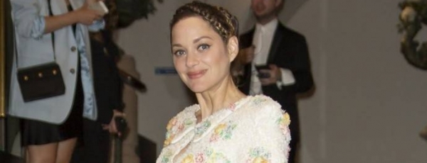 Марион Котийяр в платье из перьев очаровала гостей модного показа