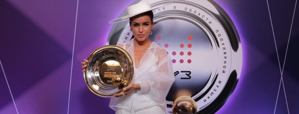 Певица Zivert забрала заветную тарелку на премии "МУЗ-ТВ" в номинации "Прорыв года"