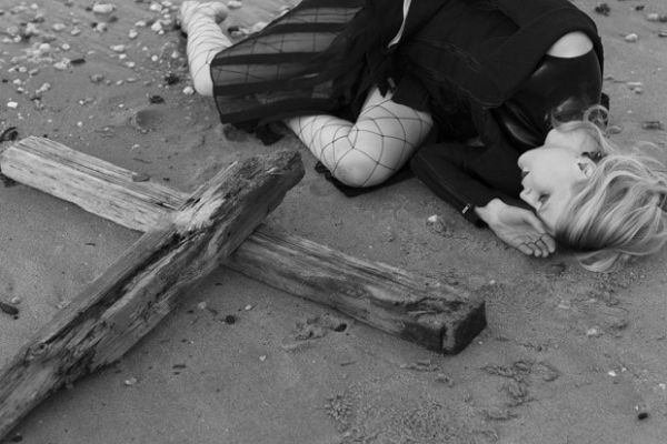 Жиневье ван Синус и Меган Коллисон в траурном фотосете для A Magazine Жиневье ван Синус и Меган Коллисон в траурном фотосете для A Magazine