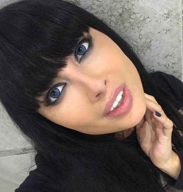 Нелли Ермолаева сделала себе другие глаза Нелли Ермолаева сделала себе другие глаза