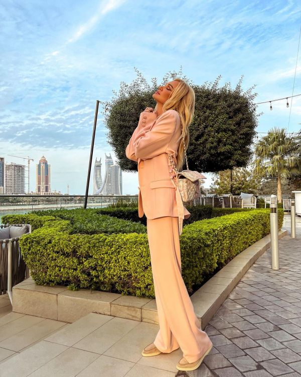 Виктория Лопырёва в костюме цвета зефирки прогулялась по Катару