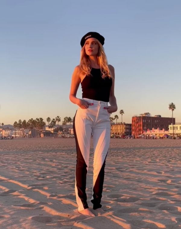 Наташа Ионова (Глюкоза) отправилась на прогулку по пляжу в интересных чёрно-белых джинсах