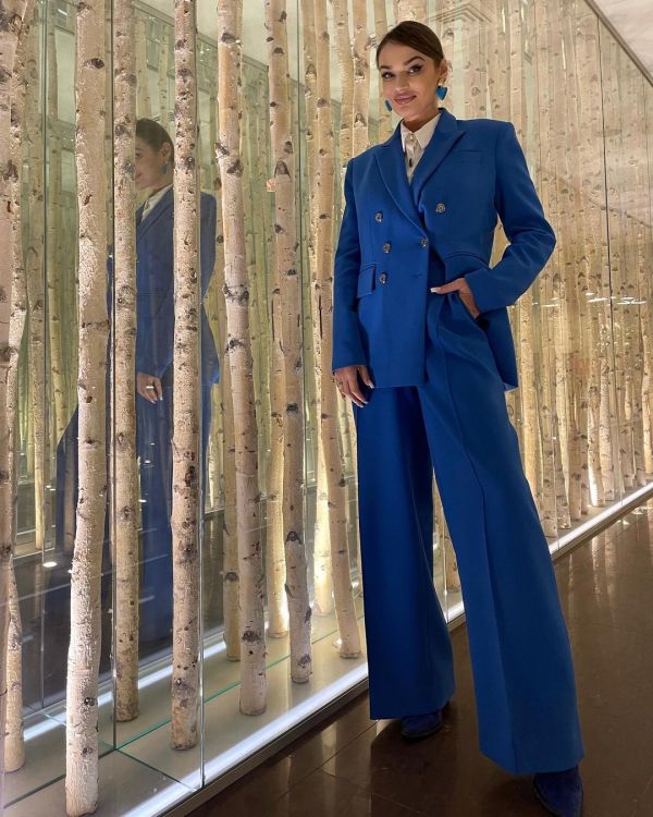 Алёна Водонаева выбрала для встречи с подругами эффектный синий костюм