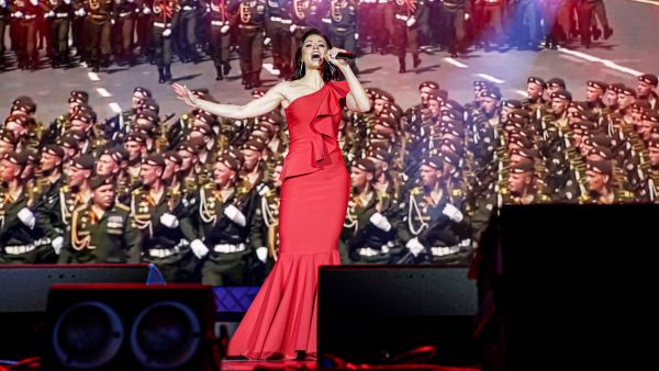 Анна Серж покорила зрителей праздничного концерта в честь Дня Победы