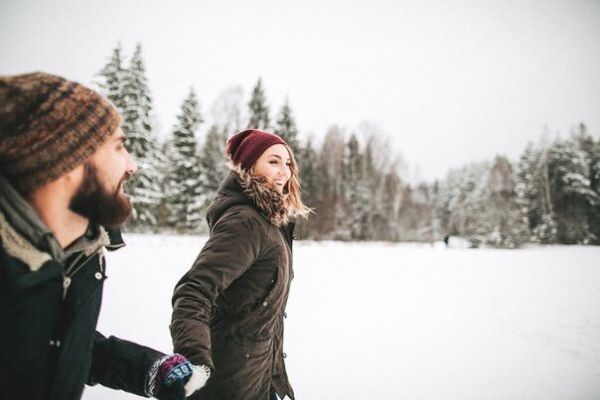 Доброфото: пара, лес, снег, романтика, зима, улыбки фотосессия, влюбленные Доброфото: пара, лес, снег, романтика, зима, улыбки фотосессия, влюбленные