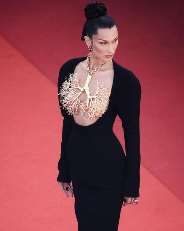 Белла Хадид поразила красотой чёрного платья с золотым украшением на Каннском фестивале