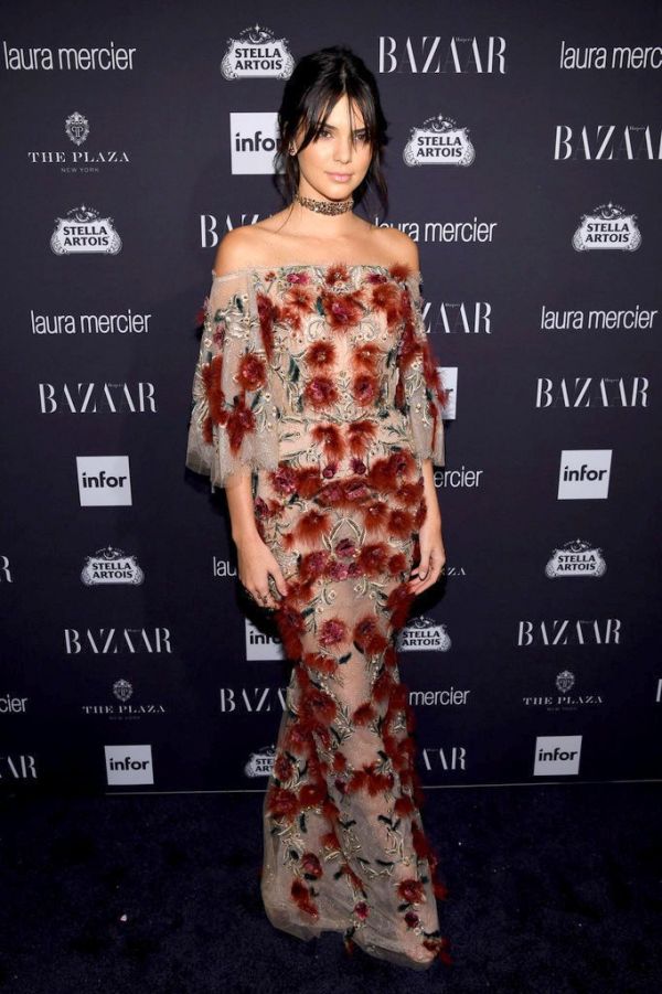 Маковое платье: Кендалл Дженнер в наряде Marchesa на Harpers Bazaar Icons Party 2016 Маковое платье: Кендалл Дженнер в наряде Marchesa на Harpers Bazaar Icons Party 2016