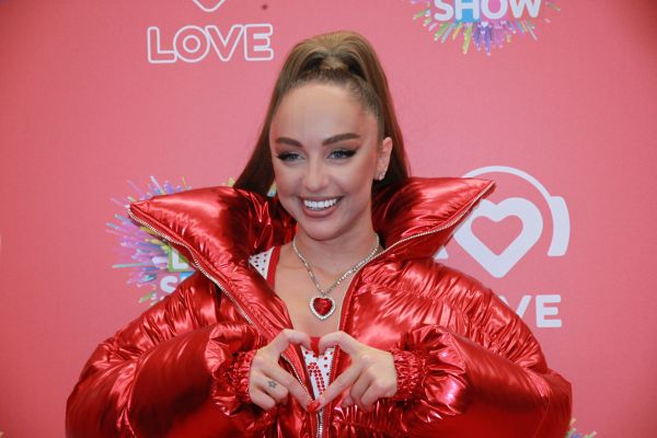 Звезды поздравили зрителей с Днем влюбленных на Big Love Show 2023