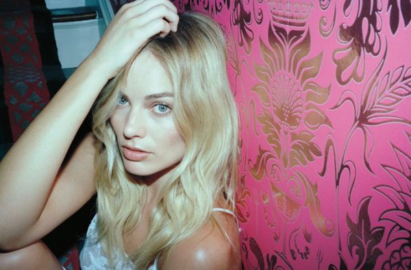 Марго Робби позирует в костюмах от Prada для Oyster Magazine Марго Робби позирует в костюмах от Prada для Oyster Magazine