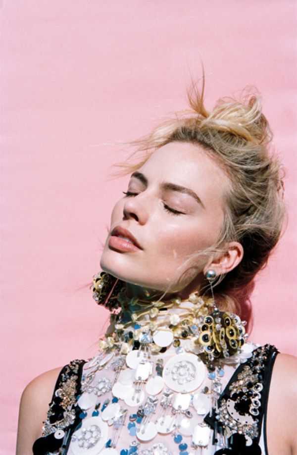 Марго Робби позирует в костюмах от Prada для Oyster Magazine Марго Робби позирует в костюмах от Prada для Oyster Magazine