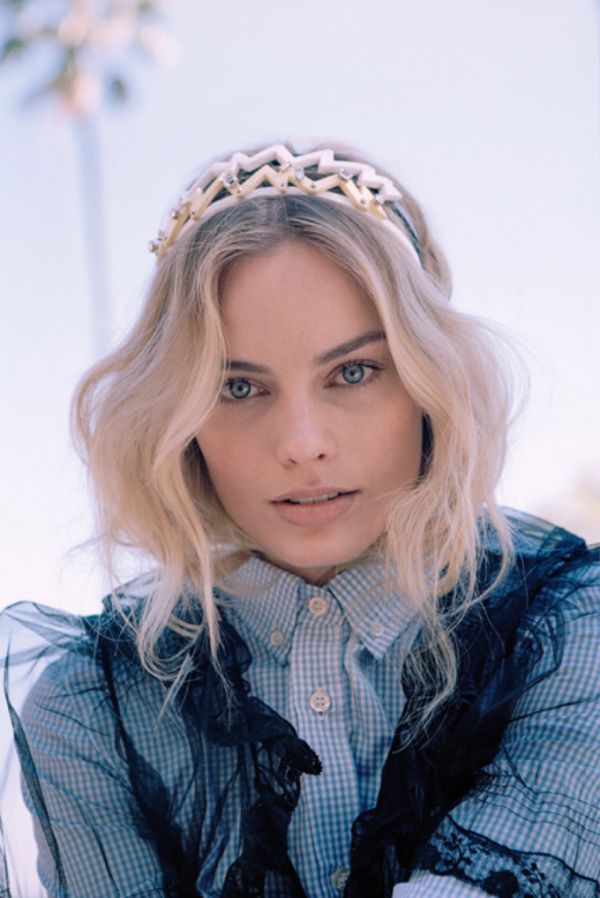 Марго Робби позирует в костюмах от Prada для Oyster Magazine Марго Робби позирует в костюмах от Prada для Oyster Magazine