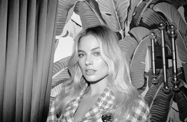 Марго Робби позирует в костюмах от Prada для Oyster Magazine Марго Робби позирует в костюмах от Prada для Oyster Magazine