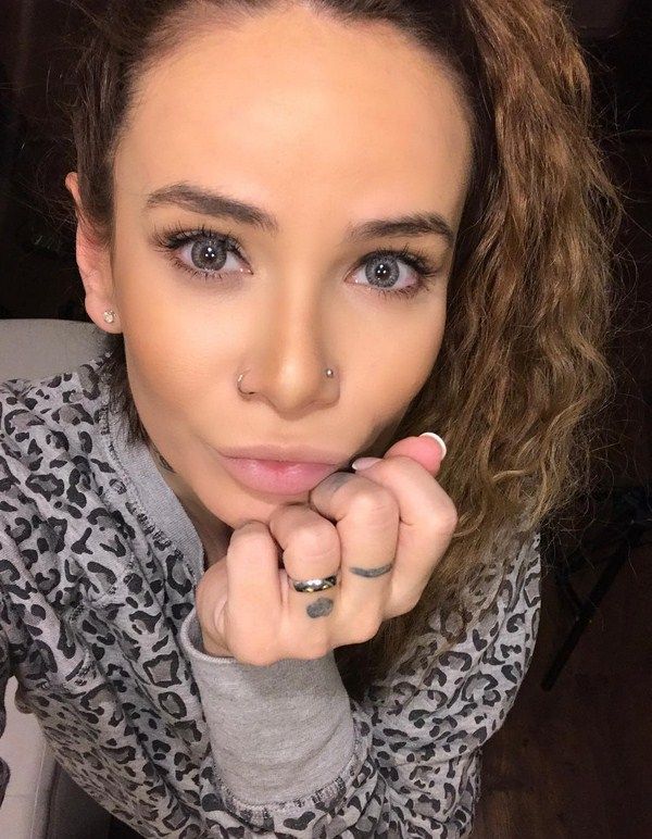 Айза Анохина изменила свое лицо Айза Анохина изменила свое лицо
