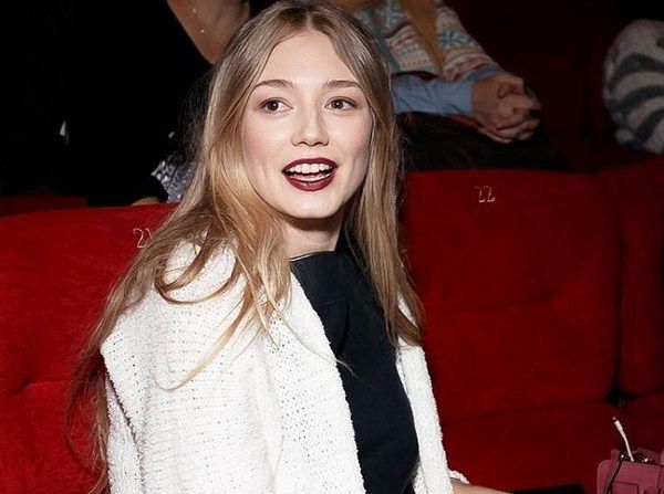 Оксана Акиньшина перестала прятать беременный живот Оксана Акиньшина перестала прятать беременный живот