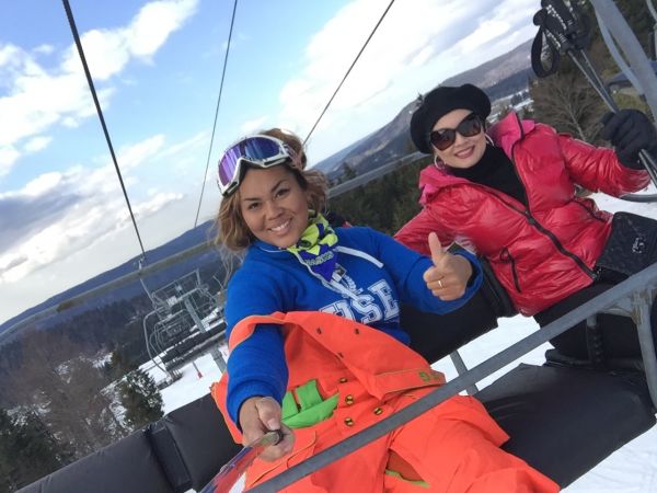 Лена Ленина и Корнелия Манго застряли на горнолыжном подъемнике Лена Ленина и Корнелия Манго застряли на горнолыжном подъемнике