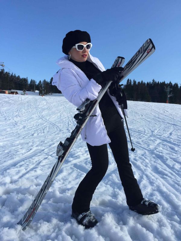 Лена Ленина представила модную одежду для девушек, блондинок для катания на лыжах и сноуборде Лена Ленина представила модную одежду для девушек, блондинок для катания на лыжах и сноуборде