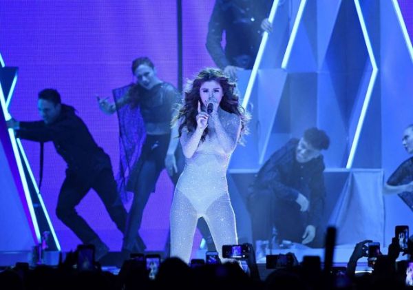 Селена Гомес в соблазнительном костюме на Revival World Tour Селена Гомес в соблазнительном костюме на Revival World Tour