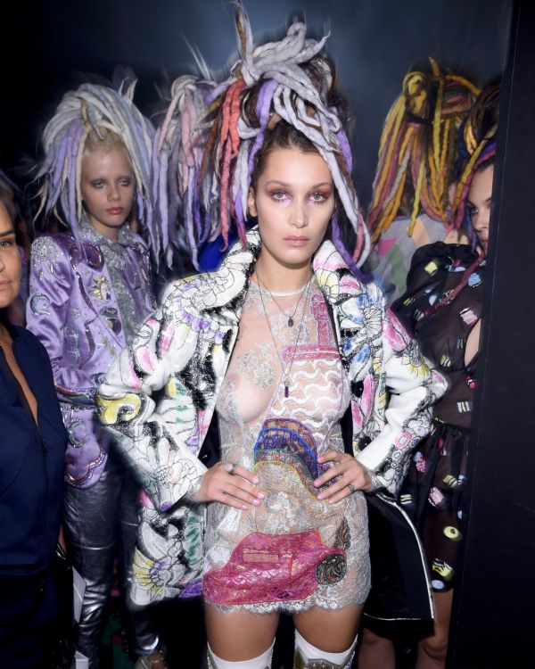 Марсианская мода: Белла Хадид в прозрачном платье от Marc Jacobs на показе в Нью-Йорке Марсианская мода: Белла Хадид в прозрачном платье от Marc Jacobs на показе в Нью-Йорке
