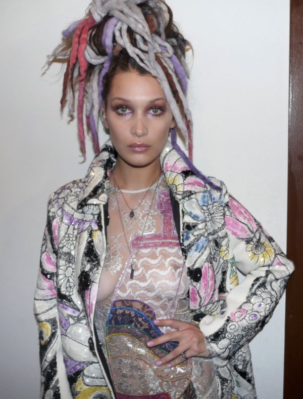 Марсианская мода: Белла Хадид в прозрачном платье от Marc Jacobs на показе в Нью-Йорке Марсианская мода: Белла Хадид в прозрачном платье от Marc Jacobs на показе в Нью-Йорке