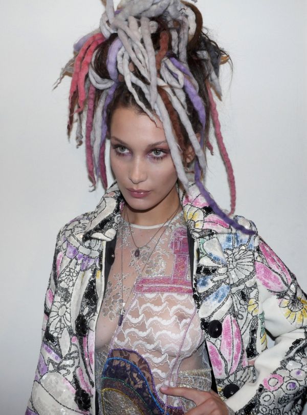 Марсианская мода: Белла Хадид в прозрачном платье от Marc Jacobs на показе в Нью-Йорке Марсианская мода: Белла Хадид в прозрачном платье от Marc Jacobs на показе в Нью-Йорке