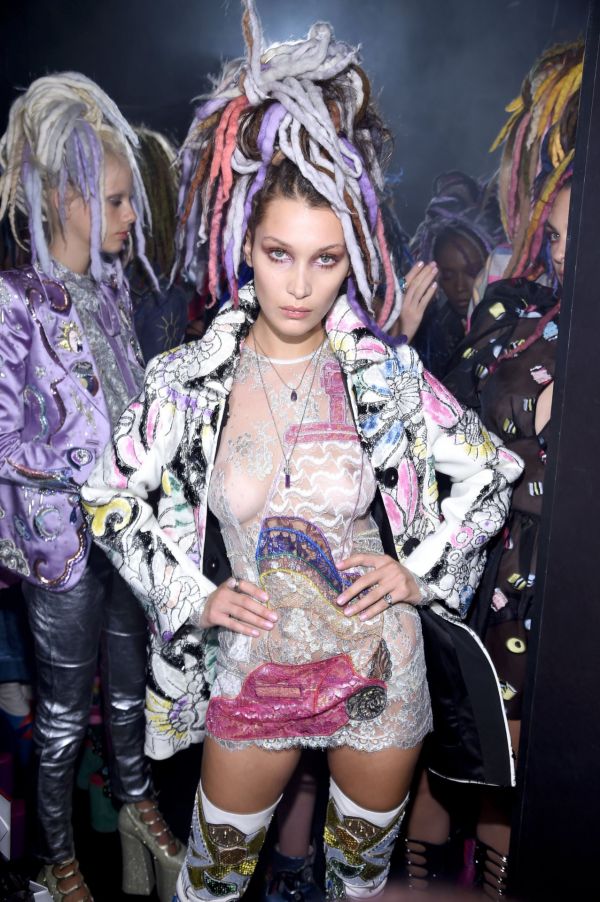 Марсианская мода: Белла Хадид в прозрачном платье от Marc Jacobs на показе в Нью-Йорке Марсианская мода: Белла Хадид в прозрачном платье от Marc Jacobs на показе в Нью-Йорке