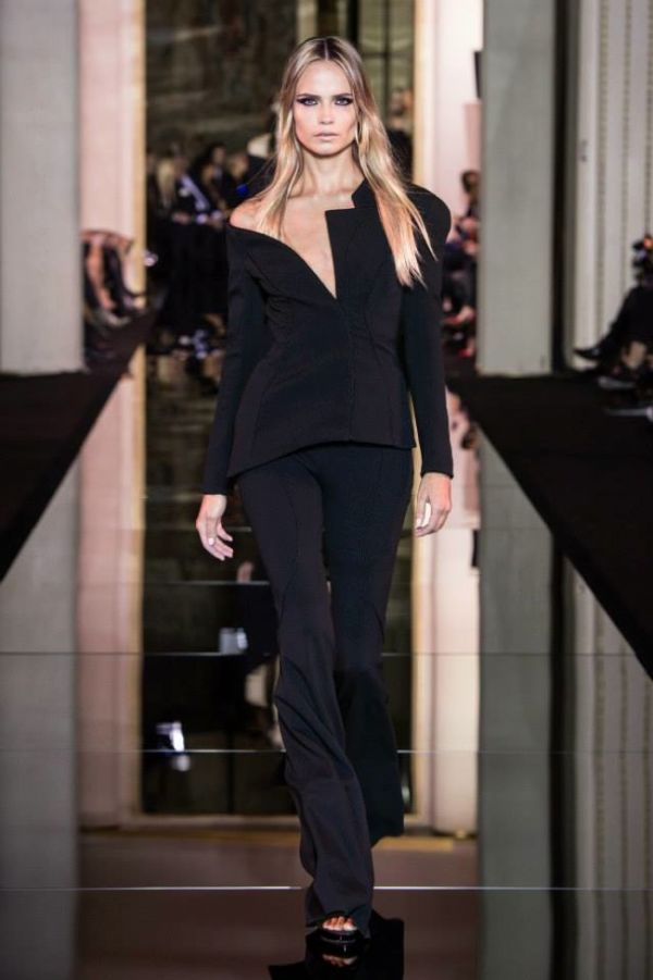 Черные, белые, красные, прозрачные платья от Versace на Неделе моды 2015 в Париже Черные, белые, красные, прозрачные платья от Versace на Неделе моды 2015 в Париже