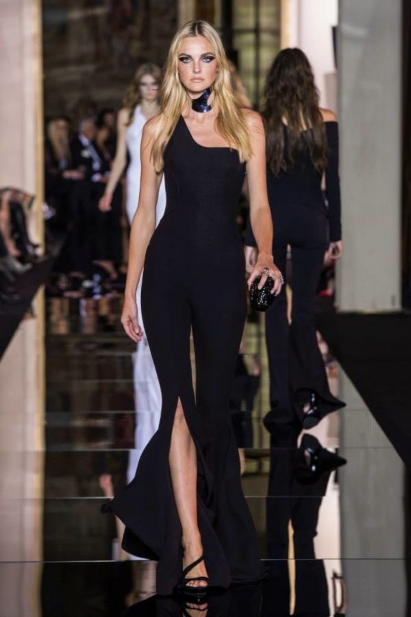 Черные, белые, красные, прозрачные платья от Versace на Неделе моды 2015 в Париже Черные, белые, красные, прозрачные платья от Versace на Неделе моды 2015 в Париже