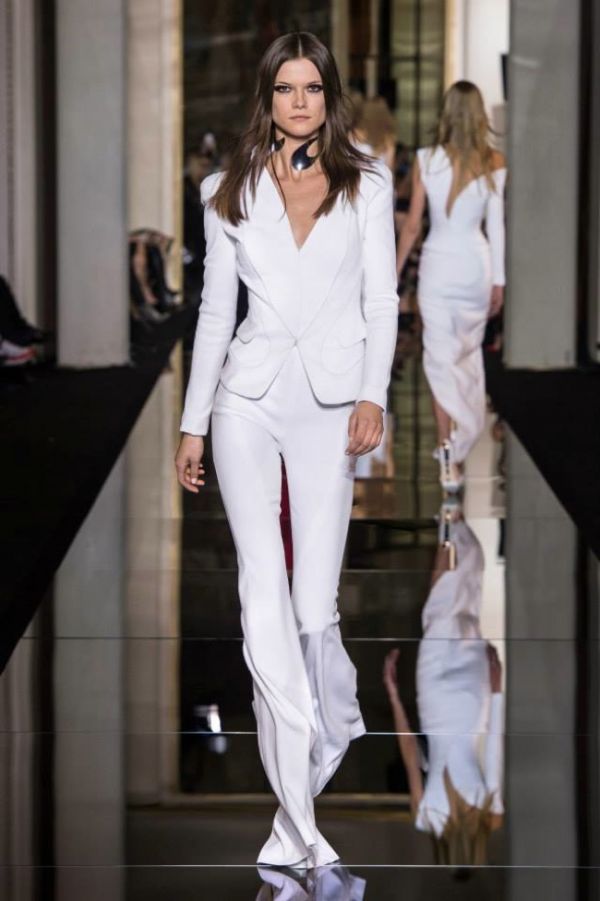 Черные, белые, красные, прозрачные платья от Versace на Неделе моды 2015 в Париже Черные, белые, красные, прозрачные платья от Versace на Неделе моды 2015 в Париже