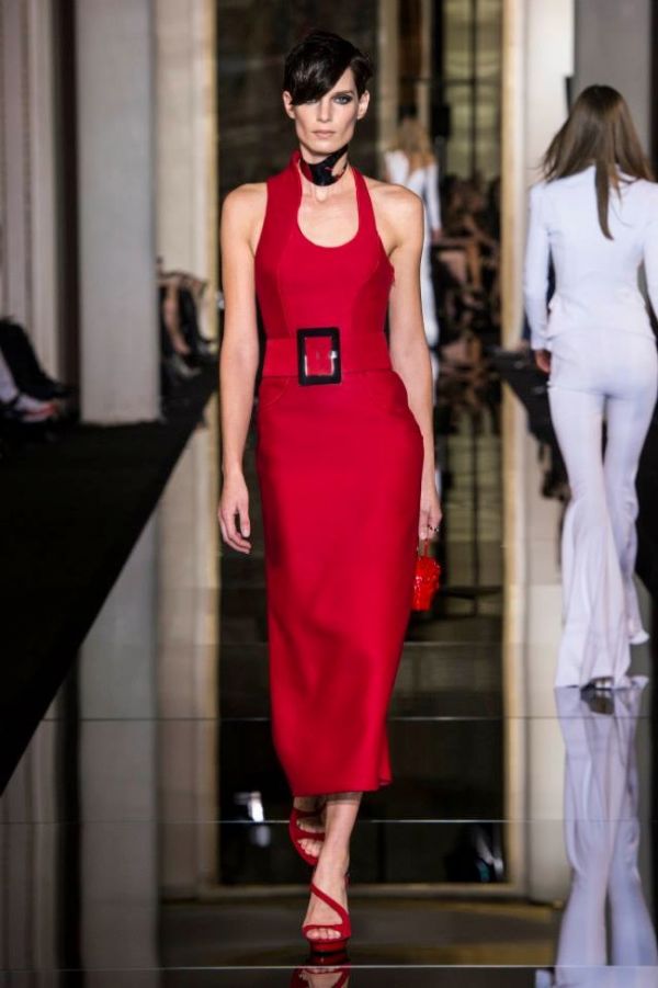 Черные, белые, красные, прозрачные платья от Versace на Неделе моды 2015 в Париже Черные, белые, красные, прозрачные платья от Versace на Неделе моды 2015 в Париже