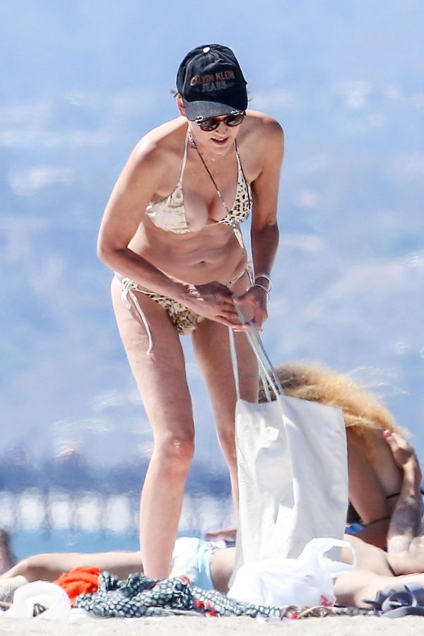 Грудь Шэрон Стоун выскочила из бикини во время отдыха в Венеции.