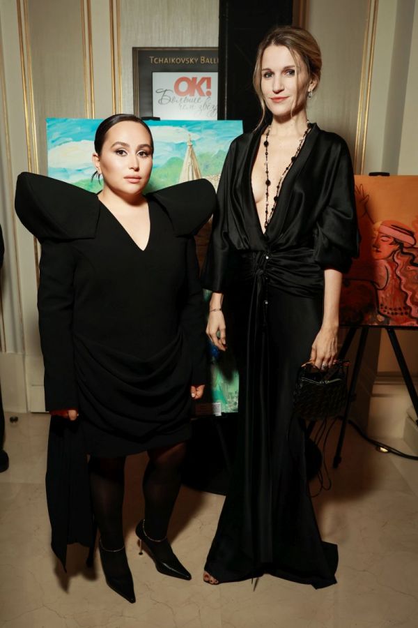 Хатуна Аташян вручила премию Заре и подарила ей свою картину на юбилейной церемонии OK! Awards Больше чем звезды Хатуна Аташян вручила премию Заре и подарила ей свою картину на юбилейной церемонии OK! Awards Больше чем звезды