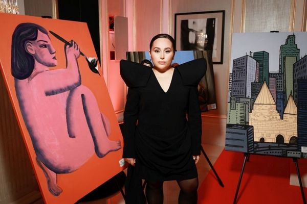 Хатуна Аташян вручила премию Заре и подарила ей свою картину на юбилейной церемонии OK! Awards Больше чем звезды Хатуна Аташян вручила премию Заре и подарила ей свою картину на юбилейной церемонии OK! Awards Больше чем звезды