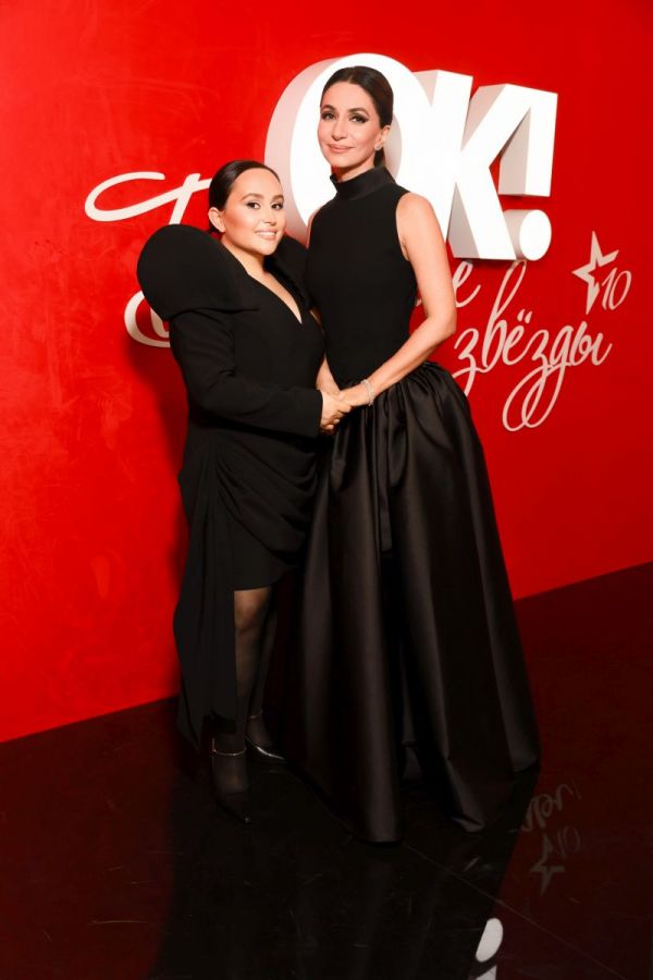 Хатуна Аташян вручила премию Заре и подарила ей свою картину на юбилейной церемонии OK! Awards Больше чем звезды Хатуна Аташян вручила премию Заре и подарила ей свою картину на юбилейной церемонии OK! Awards Больше чем звезды