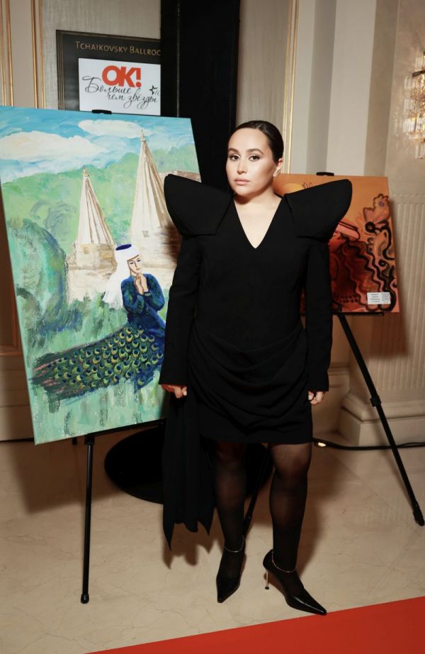 Хатуна Аташян вручила премию Заре и подарила ей свою картину на юбилейной церемонии OK! Awards Больше чем звезды Хатуна Аташян вручила премию Заре и подарила ей свою картину на юбилейной церемонии OK! Awards Больше чем звезды