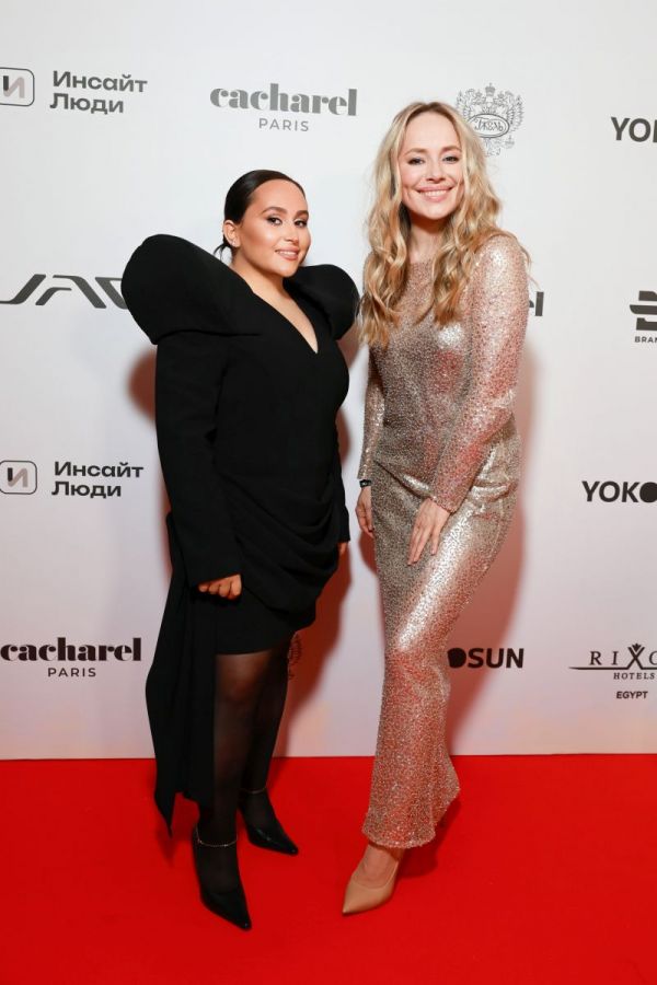 Хатуна Аташян вручила премию Заре и подарила ей свою картину на юбилейной церемонии OK! Awards Больше чем звезды Хатуна Аташян вручила премию Заре и подарила ей свою картину на юбилейной церемонии OK! Awards Больше чем звезды