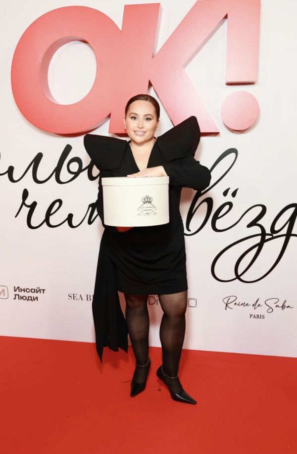 Хатуна Аташян вручила премию Заре и подарила ей свою картину на юбилейной церемонии OK! Awards Больше чем звезды Хатуна Аташян вручила премию Заре и подарила ей свою картину на юбилейной церемонии OK! Awards Больше чем звезды