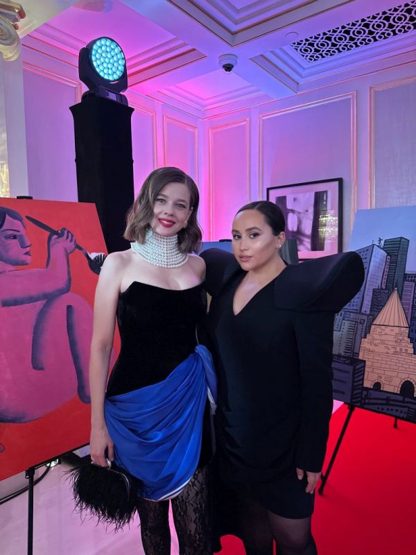 Хатуна Аташян вручила премию Заре и подарила ей свою картину на юбилейной церемонии OK! Awards Больше чем звезды Хатуна Аташян вручила премию Заре и подарила ей свою картину на юбилейной церемонии OK! Awards Больше чем звезды