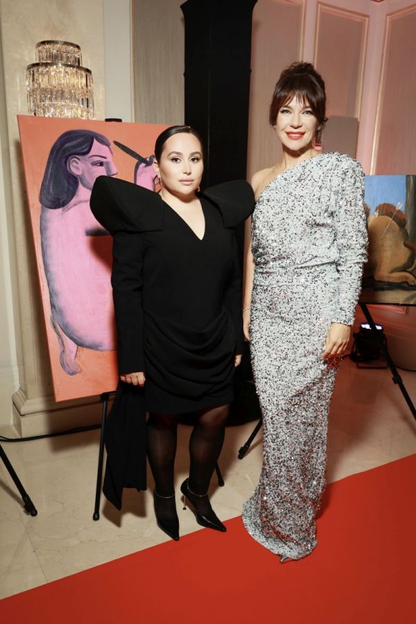 Хатуна Аташян вручила премию Заре и подарила ей свою картину на юбилейной церемонии OK! Awards Больше чем звезды Хатуна Аташян вручила премию Заре и подарила ей свою картину на юбилейной церемонии OK! Awards Больше чем звезды