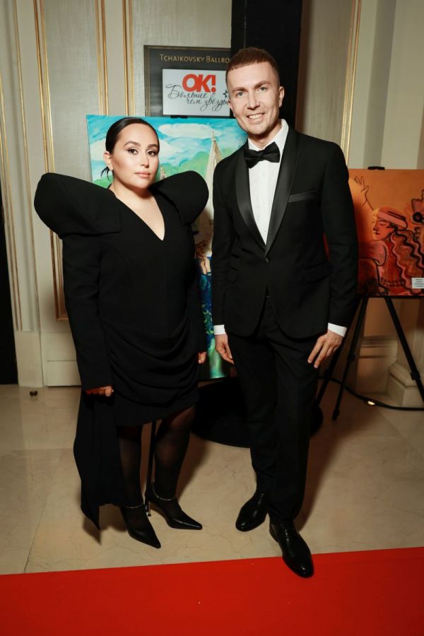 Хатуна Аташян вручила премию Заре и подарила ей свою картину на юбилейной церемонии OK! Awards Больше чем звезды Хатуна Аташян вручила премию Заре и подарила ей свою картину на юбилейной церемонии OK! Awards Больше чем звезды