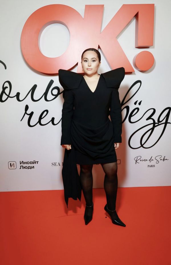 Хатуна Аташян вручила премию Заре и подарила ей свою картину на юбилейной церемонии OK! Awards Больше чем звезды Хатуна Аташян вручила премию Заре и подарила ей свою картину на юбилейной церемонии OK! Awards Больше чем звезды