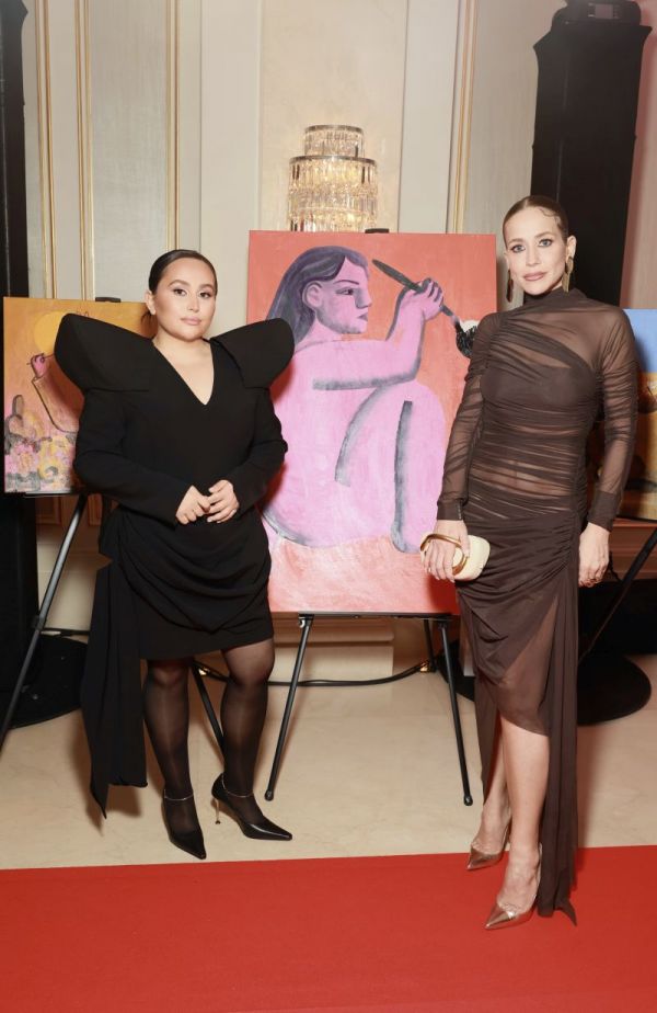 Хатуна Аташян вручила премию Заре и подарила ей свою картину на юбилейной церемонии OK! Awards Больше чем звезды Хатуна Аташян вручила премию Заре и подарила ей свою картину на юбилейной церемонии OK! Awards Больше чем звезды