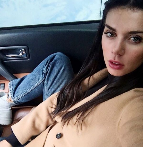 Анна Седокова надела на съемки необычный пиджак с бахромой от Даниила Анциферова Анна Седокова надела на съемки необычный пиджак с бахромой от Даниила Анциферова