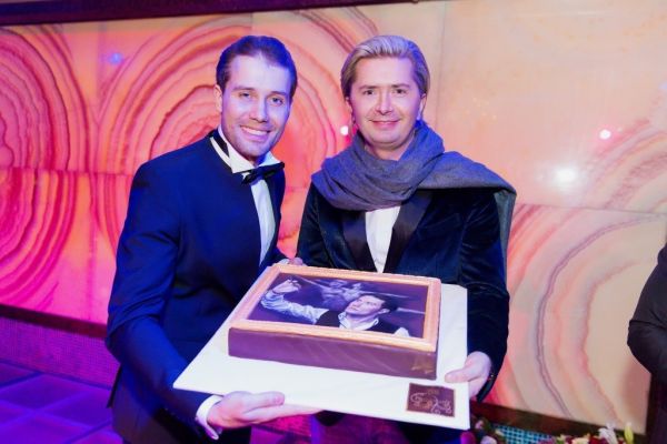 Художник Даниил Федоров собрал друзей в Soho Room и представил выставку Мы и наши образы Художник Даниил Федоров собрал друзей в Soho Room и представил выставку Мы и наши образы