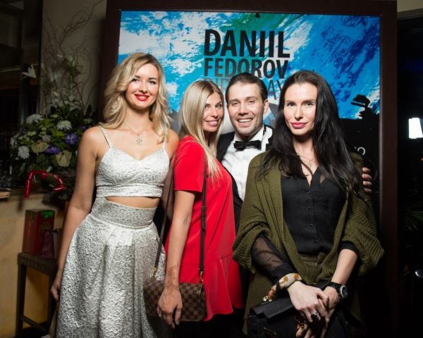 Художник Даниил Федоров собрал друзей в Soho Room и представил выставку Мы и наши образы Художник Даниил Федоров собрал друзей в Soho Room и представил выставку Мы и наши образы