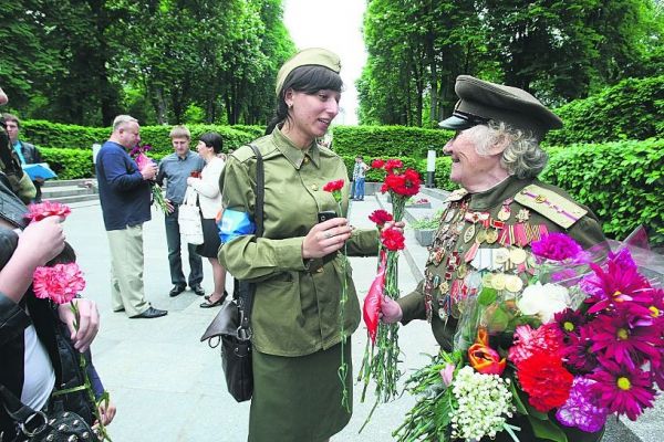 Этот праздник со слезами на глазах...Не стесняйтесь говорить ветеранам Спасибо! Этот праздник со слезами на глазах...Не стесняйтесь говорить ветеранам Спасибо!