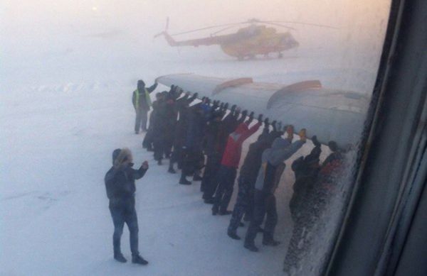 Пассажиры ТУ-134 были вынуждены толкать самолет, примерзший к взлетно-посадочной полосе 2 Пассажиры ТУ-134 были вынуждены толкать самолет, примерзший к взлетно-посадочной полосе 2