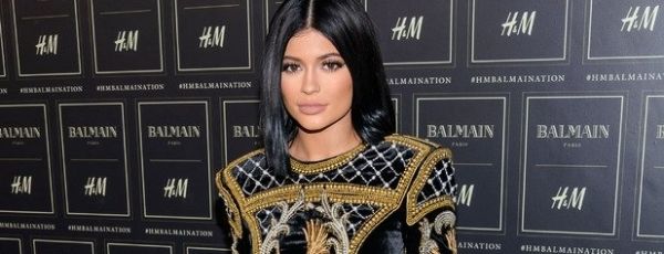 Птичку жалко: Кайли Дженнер в платье из черного бархата из коллекции Balmain 2015