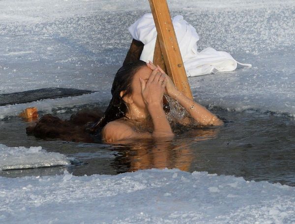Елена Галицына в Крещение нырнула в ледяную прорубь (январь 2016) Елена Галицына в Крещение нырнула в ледяную прорубь (январь 2016)