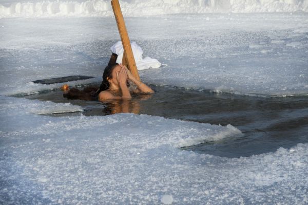 Елена Галицына в Крещение нырнула в ледяную прорубь (январь 2016) Елена Галицына в Крещение нырнула в ледяную прорубь (январь 2016)